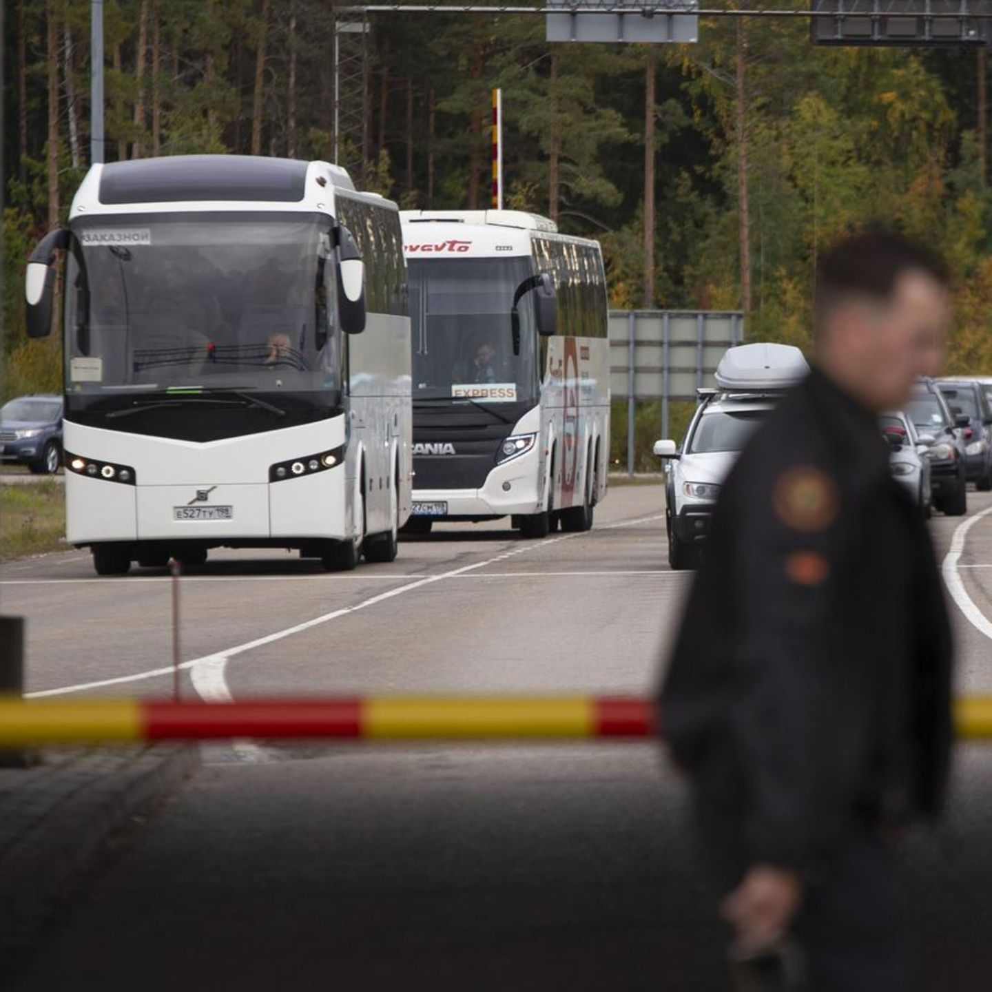 Busse und Pkw warten darauf, den Grenzübergang Vaalimaa von Russland aus in Richtung Finnland zu passieren