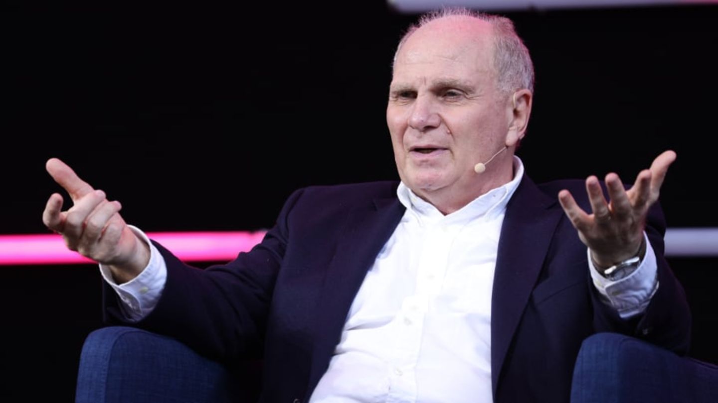 Bayern fans acknowledge Hoeneß’s appearance with a banner