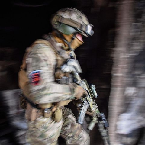Ein russischer Soldat im April auf Patrouille in Mariupol