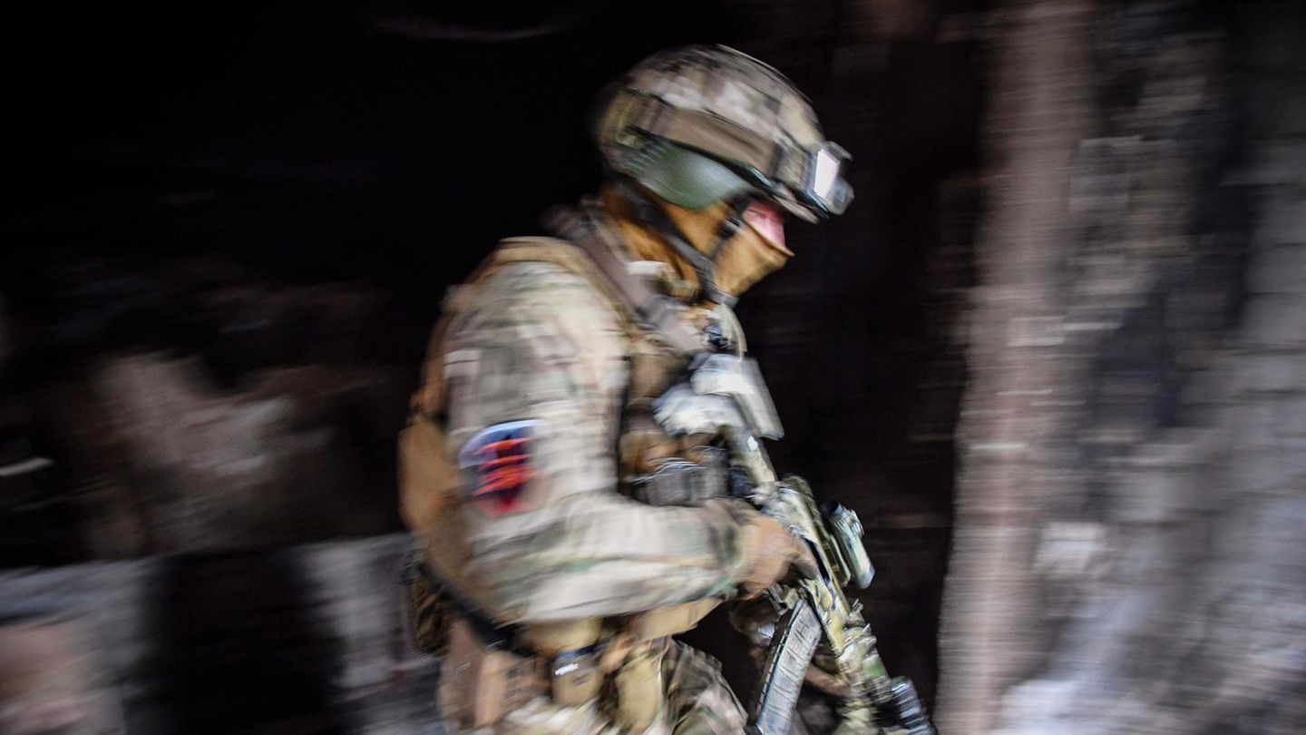 Ein russischer Soldat im April auf Patrouille in Mariupol