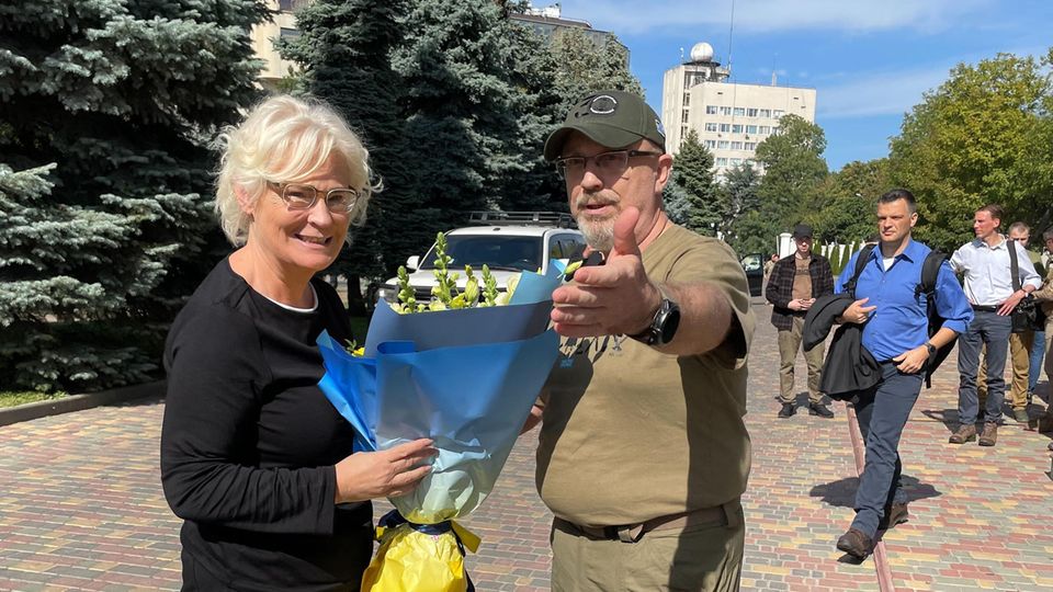 Bundesverteidigungsministerin Christine Lambrecht (SPD) wurde in Odessa von ihrem ukrainischen Amtskollegen Olexij Resnikow empfangen