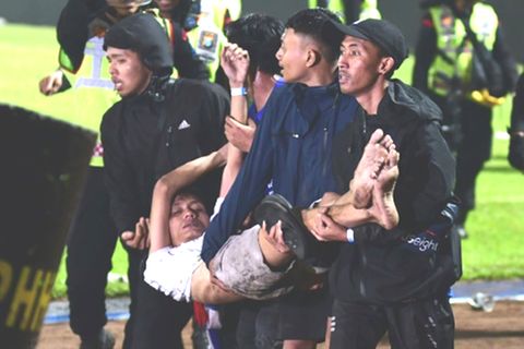 Kanjuruhan Stadion in Malang in Indonesien: Hilfe für einen Verletzten