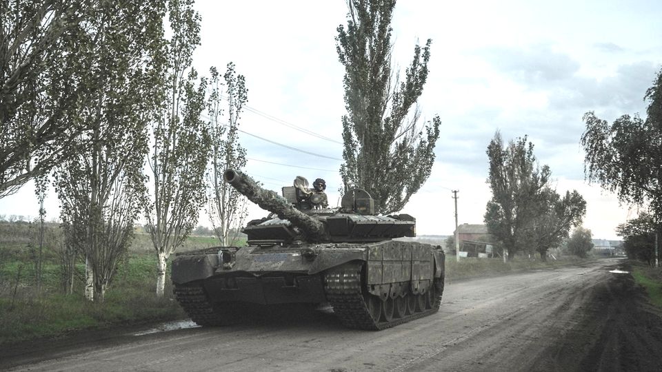 Ukraine auf dem Vormarsch: Soldaten fahren einen Panzer auf dem Weg nach Sewersk in der Region Donezk