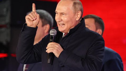 Wladimir Putin versucht in Moskau der Menge einzuheizen 