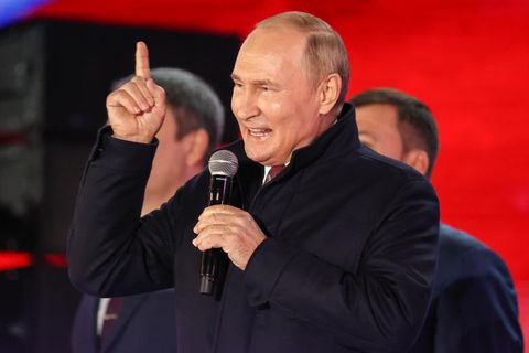 Wladimir Putin versucht in Moskau der Menge einzuheizen 