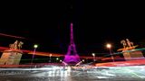 Paris, Frankreich. Auf dem Foto sieht er lila aus, tatsächlich ist er aber pinkfarben: Der Eiffelturm wird in der Nacht zu Sonntag als Zeichen für den Kampf gegen Brustkrebs farbig angestrahlt. Anlass ist der Breast Cancer Awareness Month, eine alljährlich im Oktober stattfindende Kampagne zur Sensibilisierung für die Folgen der Krebserkrankung.