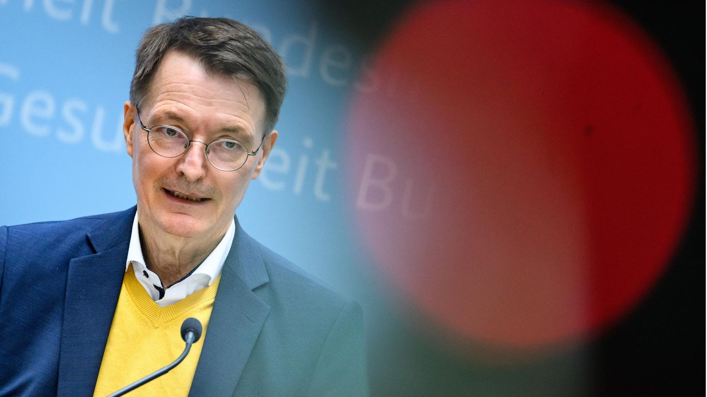 Karl Lauterbach Arztpraxen Seit 2019 hätten Arztpraxen ihre Sprechstunden und das Terminangebot ausgeweitet, sagt Andreas Bollkämper, Facharzt für Radiologie und Leiter der Protestkampagne. Durch die Sparpläne Lauterbachs sehen die Mediziner die ambulante Versorgung ihrer Patienten bedroht.