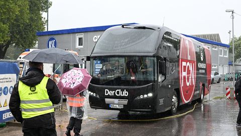 15 Minuten nach dem falschen schaffte es dieser - richtige - Nürnberger Mannschaftsbus in Stadion des KSC
