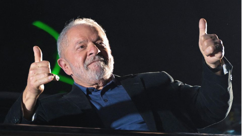 Daumen hoch. Luiz Inacio Lula da Silva nach seinem knappen Wahlsieg in der ersten Runde der Präsidentschaftswahlen in Brasilien