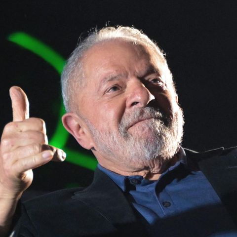 Daumen hoch. Luiz Inacio Lula da Silva nach seinem knappen Wahlsieg in der ersten Runde der Präsidentschaftswahlen in Brasilien