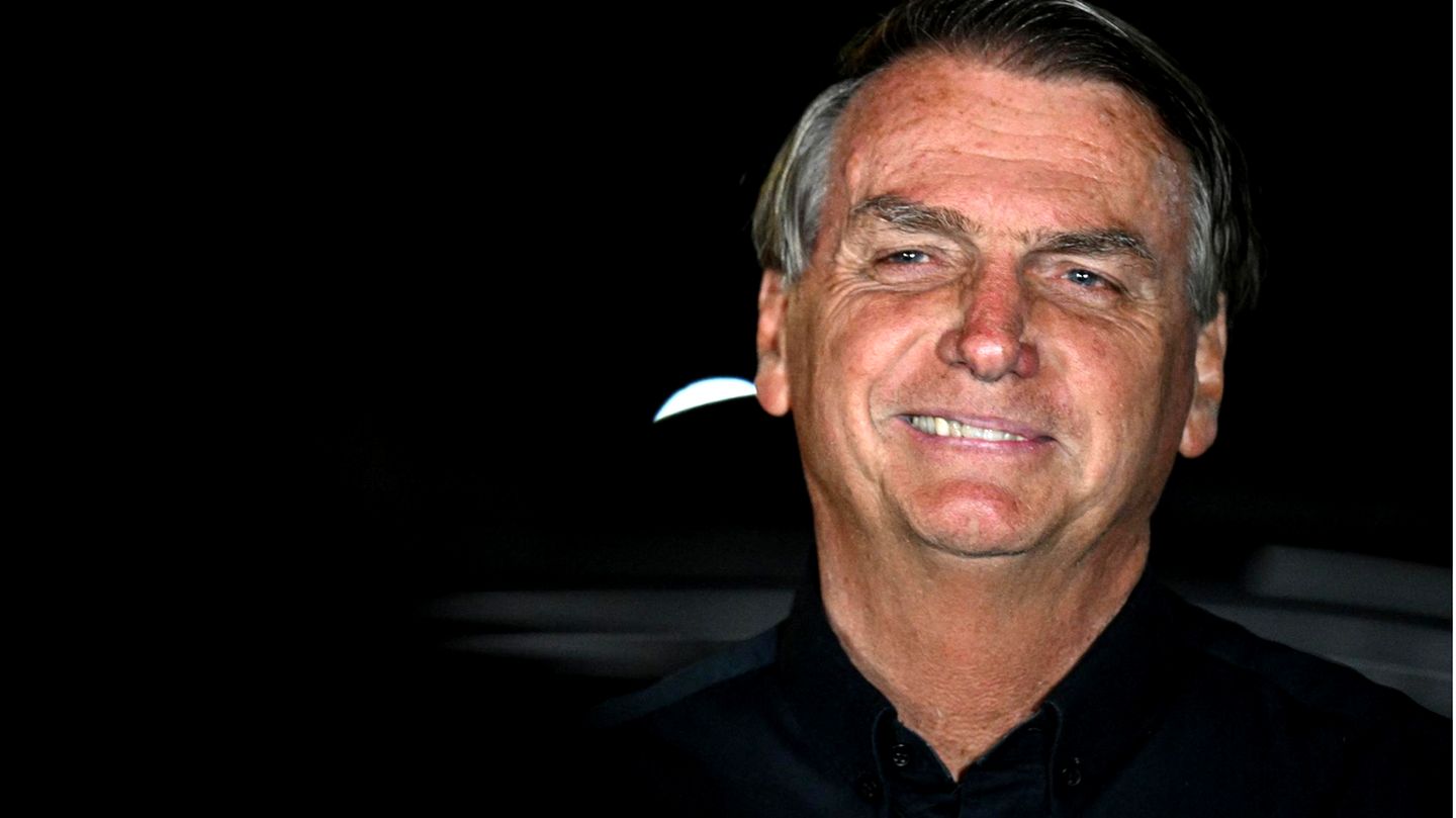 Brasiliens Präsident Jair Bolsonaro entlockt das Ergebnis der ersten Runde der Präsidentschaftswahl ein Lächeln