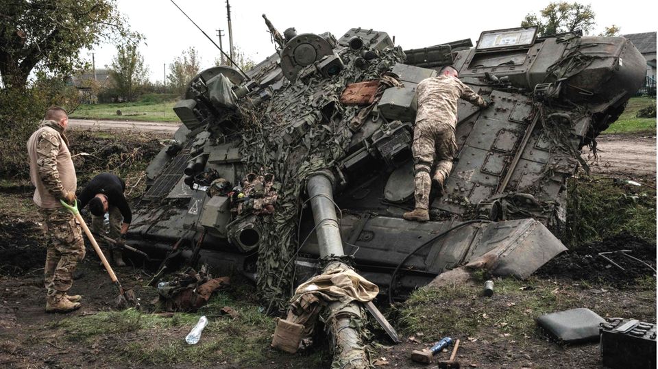 Soldaten der Ukraine untersuchen einen verlassenen russischen T-90A-Panzer in der Nähe von Kharkiv
