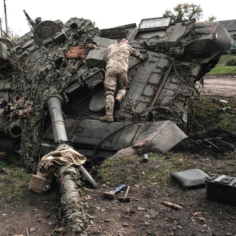 Soldaten der Ukraine untersuchen einen verlassenen russischen T-90A-Panzer in der Nähe von Kharkiv