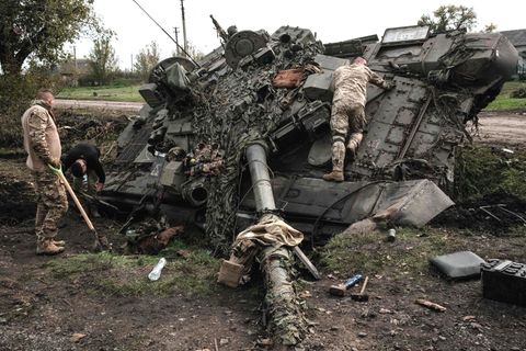 Soldaten der Ukraine untersuchen einen verlassenen russischen T-90A-Panzer in der Nähe von Kharkiv