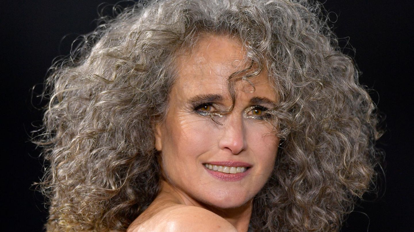 Schauspielerin Andie MacDowell sagt, sie habe sich "noch nie so stark wie jetzt gefühlt"