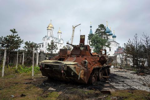 Zerstörter russischer Schützenpanzer in der Ukraine