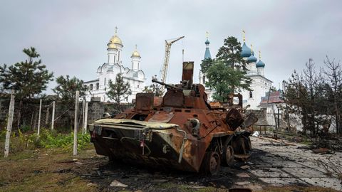 Zerstörter russischer Schützenpanzer in der Ukraine