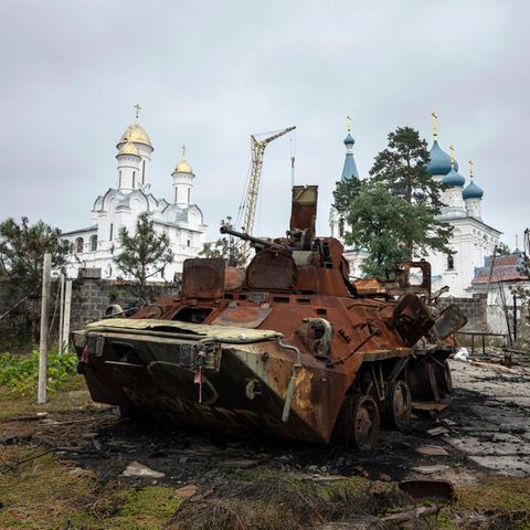 Zerstörter russischer Schützenpanzer in der Ukraine