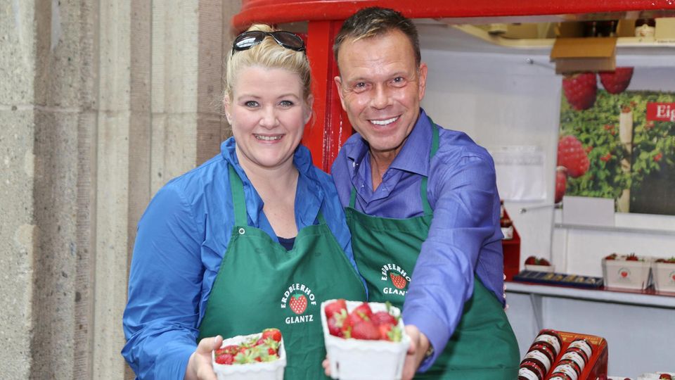 Anke Harnack und Kollege Ulf Ansorge beim Erdbeerverkauf