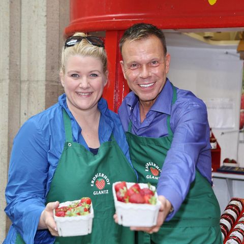 Anke Harnack und Kollege Ulf Ansorge beim Erdbeerverkauf