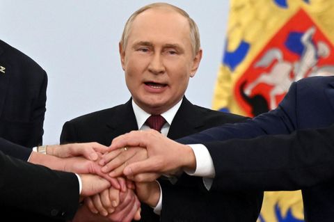 Putin schüttelt Hände bei der Annexionszeremonie der Ostukraine
