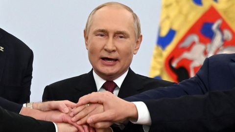 Putin schüttelt Hände bei der Annexionszeremonie der Ostukraine