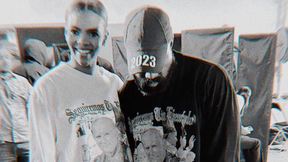 Kanye West und Candace Owens und die Vorderseite des Shirts mit einem Foto vom Papst mit der Aufschrift "Seguiremos Tu Ejemplo"