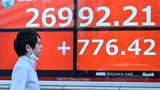 Tokio, Japan. Ein Mann geht an einer elektronischen Anzeigetafel vorbei, die in weißen Ziffern auf rot den Abschluss der Börse verkündet. Der Aktienkurs ging nach der Erholung der Wall-Street-Aktien auch in der japanischen Hauptstadt nach oben, wobei die Sorge vor einer Rezession weiter besteht.