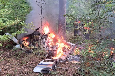 Ein Flugzeug liegt nach Absturz in einem Waldgebiet im Odenwald