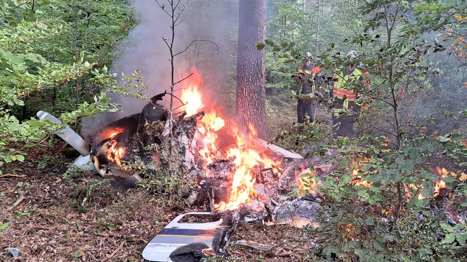 Ein Flugzeug liegt nach Absturz in einem Waldgebiet im Odenwald