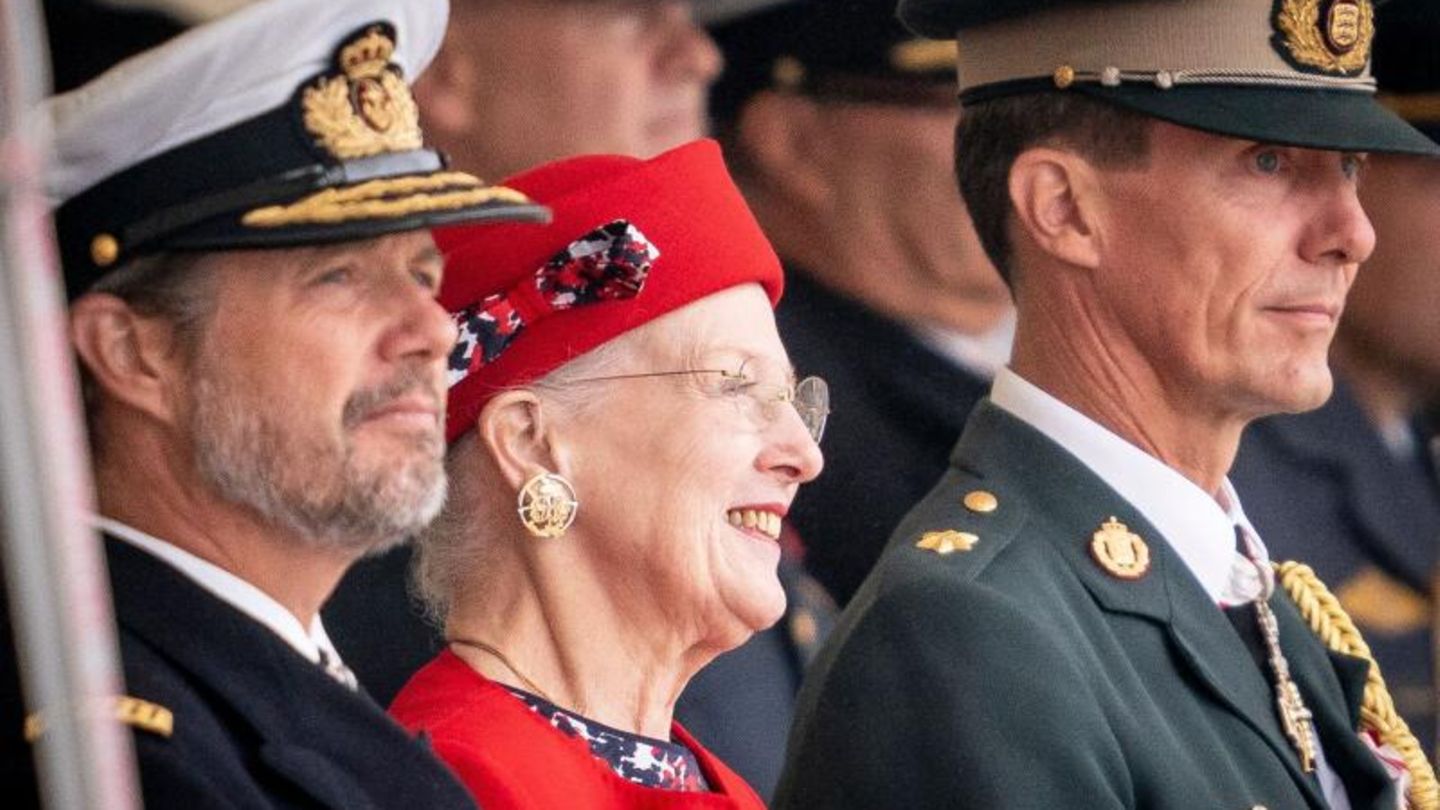Königin Margrethe von Dänemark zwischen ihren Söhnen, Kronprinz Frederik und Prinz Joachim (r.)