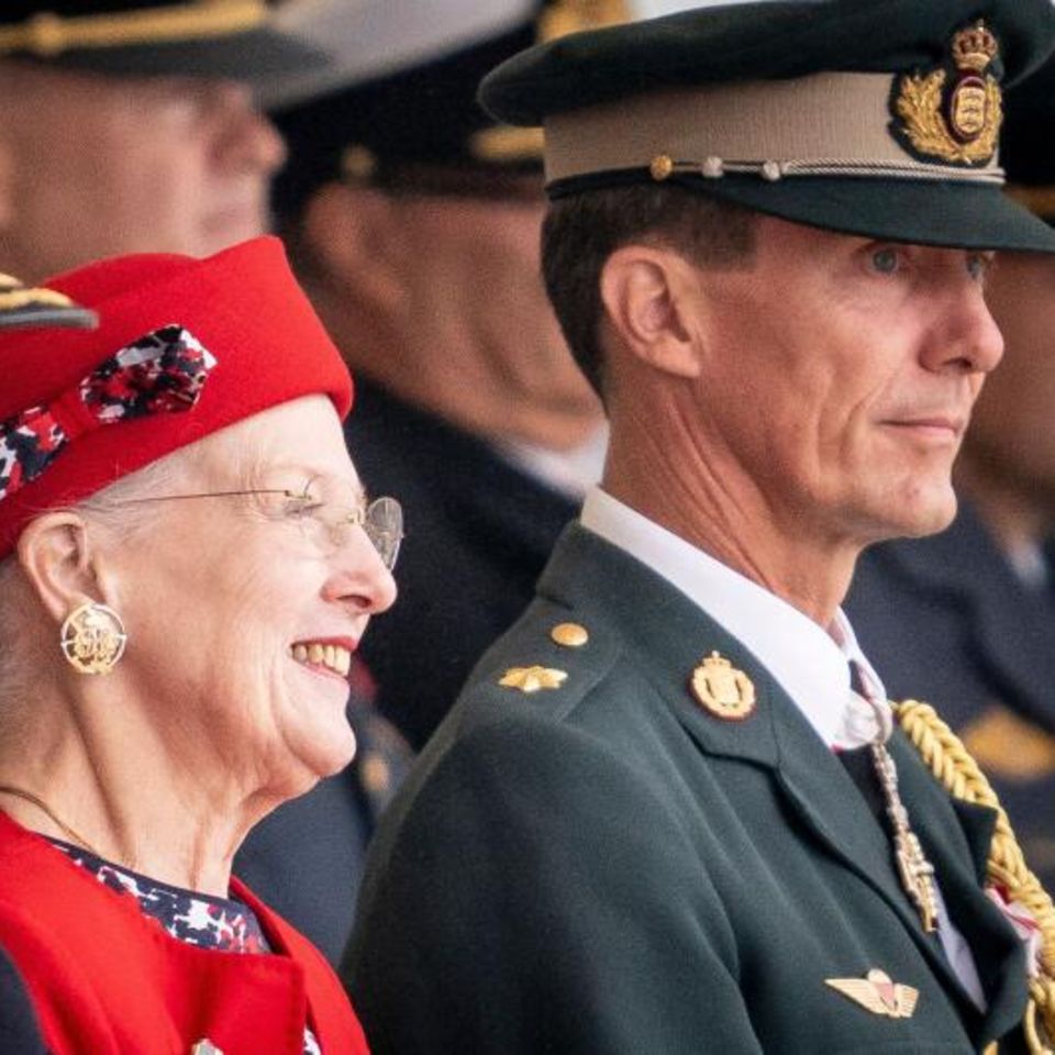 Königin Margrethe von Dänemark zwischen ihren Söhnen, Kronprinz Frederik und Prinz Joachim (r.)