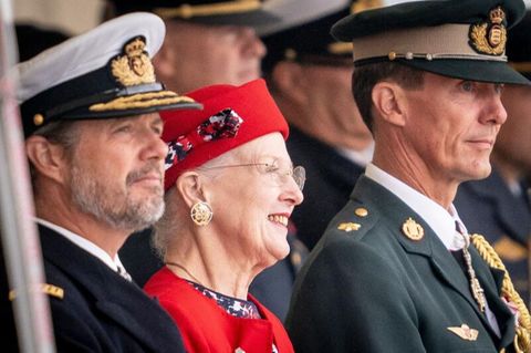 Königin Margrethe von Dänemark zwischen ihren Söhnen, Kronprinz Frederik und Prinz Joachim (r.)