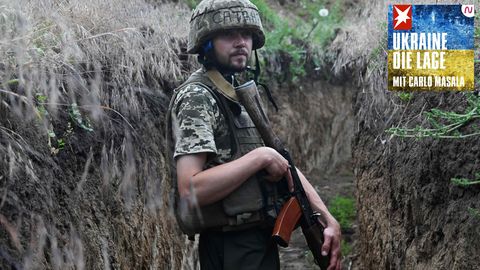 Ein ukrainischer Soldat steht in einem Schützengraben auf einer Position, die von der ukrainischen Armee zwischen den Städten Mykolajiw und Cherson gehalten wird (Archivbild)