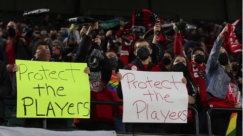 Fans des Frauenfußballclubs Portland Thorns halten Schilder "Protect the Players" auf der Tribüne des Stadions