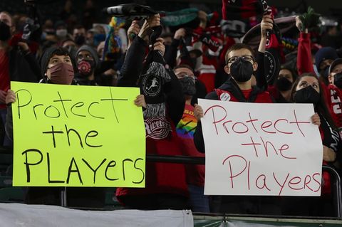 Fans des Frauenfußballclubs Portland Thorns halten Schilder "Protect the Players" auf der Tribüne des Stadions