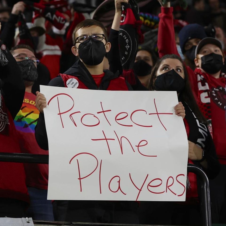 Fans des Frauenfußballclubs Portland Thorns halten Schilder "Protect the Players" auf der Tribüne des Stadions