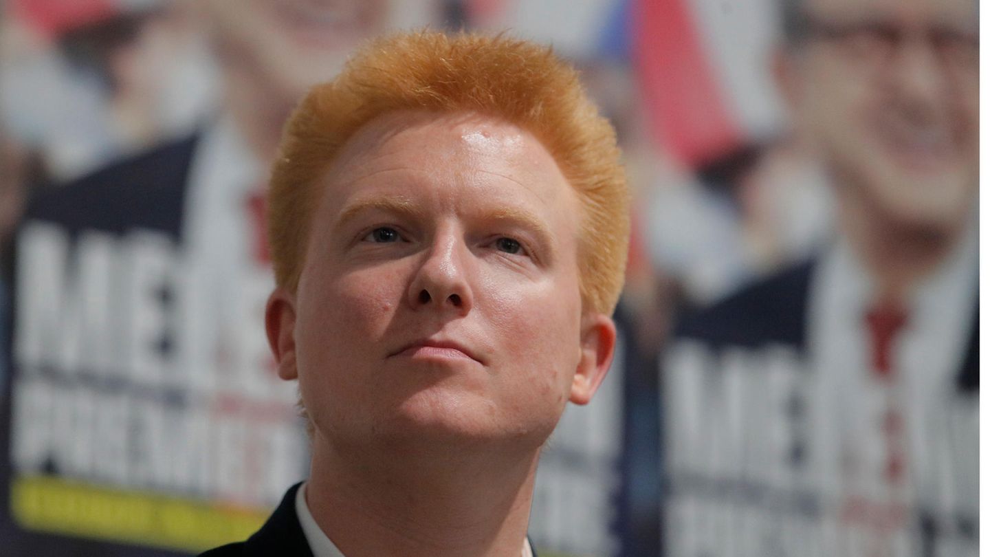 Eine Nahaufnahme des Gesichts des LFI-Abgeordneten Adrien Quatennens