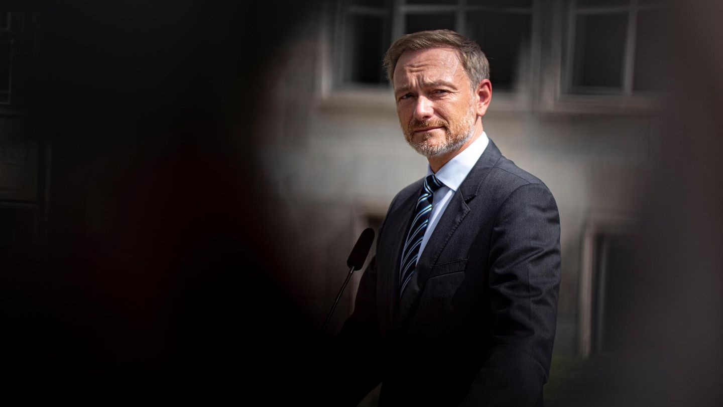 Christian Lindner  im Hof des Finanzministeriums