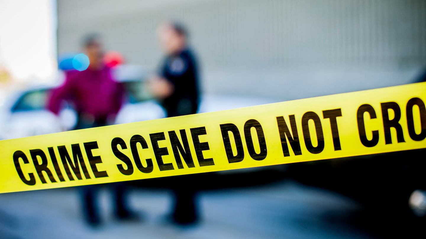 Polizisten in den USA vor einem Absperrband als Symbolfoto für Artikel über Tötung einer Schwangeren