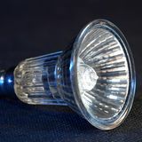 Wie gut sind Halogenlampen?  Beim Kauf auf das Kürzel IRC ("infrarotbeschichtet") achten! IRC-Halogenlampen sind die einzigen Halogenlampen, die man als effizient bezeichnen kann. Standardhalogenlampen verbrauchen zum Teil sogar mehr Strom als Glühlampen. Was für sie spricht: Halogenlampen enthalten kein Quecksilber. Sie vertragen häufiges Ein- und Ausschalten besser als Energiesparlampen. Zudem erzeugen sie ein wärmeres Licht und haben eine sehr gute Farbwiedergabe. Das macht Halogenlampen zur Alternative für alle, die das Licht der Energiesparlampen nicht mögen. Oder bei denen eine Designerleuchte hängt, in der eine klobige Sparlampe nicht gut aussähe.  Bewertung  •Investition: 2 bis 4 Euro pro Stück  •Amortisationszeit: etwa ein Jahr  •CO2-Einsparung: wer die 60-Watt-Glühlampe durch eine 42-Watt-ICR-Halogenlampe ersetzt, spart 9 kg pro Jahr  •Aufwand: gering  Gesamturteil: ***