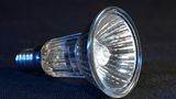 Wie gut sind Halogenlampen?  Beim Kauf auf das Kürzel IRC ("infrarotbeschichtet") achten! IRC-Halogenlampen sind die einzigen Halogenlampen, die man als effizient bezeichnen kann. Standardhalogenlampen verbrauchen zum Teil sogar mehr Strom als Glühlampen. Was für sie spricht: Halogenlampen enthalten kein Quecksilber. Sie vertragen häufiges Ein- und Ausschalten besser als Energiesparlampen. Zudem erzeugen sie ein wärmeres Licht und haben eine sehr gute Farbwiedergabe. Das macht Halogenlampen zur Alternative für alle, die das Licht der Energiesparlampen nicht mögen. Oder bei denen eine Designerleuchte hängt, in der eine klobige Sparlampe nicht gut aussähe.  Bewertung  •Investition: 2 bis 4 Euro pro Stück  •Amortisationszeit: etwa ein Jahr  •CO2-Einsparung: wer die 60-Watt-Glühlampe durch eine 42-Watt-ICR-Halogenlampe ersetzt, spart 9 kg pro Jahr  •Aufwand: gering  Gesamturteil: ***