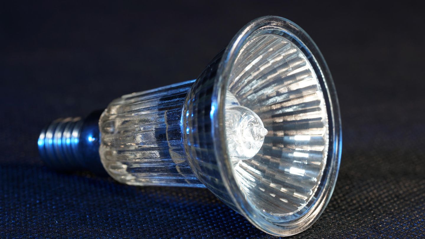 Energiesparen im Haushalt: Wie gut sind Halogenlampen? Beim Kauf auf das Kürzel IRC ("infrarotbeschichtet") achten! IRC-Halogenlampen sind die einzigen Halogenlampen, die man als effizient bezeichnen kann. Standardhalogenlampen verbrauchen zum Teil sogar mehr Strom als Glühlampen. Was für sie spricht: Halogenlampen enthalten kein Quecksilber. Sie vertragen häufiges Ein- und Ausschalten besser als Energiesparlampen. Zudem erzeugen sie ein wärmeres Licht und haben eine sehr gute Farbwiedergabe. Das macht Halogenlampen zur Alternative für alle, die das Licht der Energiesparlampen nicht mögen. Oder bei denen eine Designerleuchte hängt, in der eine klobige Sparlampe nicht gut aussähe. Bewertung •Investition: 2 bis 4 Euro pro Stück •Amortisationszeit: etwa ein Jahr •CO2-Einsparung: wer die 60-Watt-Glühlampe durch eine 42-Watt-ICR-Halogenlampe ersetzt, spart 9 kg pro Jahr •Aufwand: gering Gesamturteil: *** Wie gut sind Halogenlampen? Beim Kauf auf das Kürzel IRC ("infrarotbeschichtet") achten! IRC-Halogenlampen sind die einzigen Halogenlampen, die man als effizient bezeichnen kann. Standardhalogenlampen verbrauchen zum Teil sogar mehr Strom als Glühlampen. Was für sie spricht: Halogenlampen enthalten kein Quecksilber. Sie vertragen häufiges Ein- und Ausschalten besser als Energiesparlampen. Zudem erzeugen sie ein wärmeres Licht und haben eine sehr gute Farbwiedergabe. Das macht Halogenlampen zur Alternative für alle, die das Licht der Energiesparlampen nicht mögen. Oder bei denen eine Designerleuchte hängt, in der eine klobige Sparlampe nicht gut aussähe. Bewertung •Investition: 2 bis 4 Euro pro Stück •Amortisationszeit: etwa ein Jahr •CO2-Einsparung: wer die 60-Watt-Glühlampe durch eine 42-Watt-ICR-Halogenlampe ersetzt, spart 9 kg pro Jahr •Aufwand: gering Gesamturteil: ***