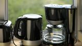 Stets Wasserkocher, Eierkocher und Kaffeemaschine nutzen?  Ist ein Heer aus Kleingeräten, die alle unter großem Energieaufwand hergestellt werden, tatsächlich energiesparender als ein Herd? Ja, ist es. Ein Wasserkocher oder eine (einfache!) Kaffeemaschine brauchen rund 40 Prozent weniger Energie als eine elektrische Herdplatte. Über den gesamten Lebenszyklus der Haushaltsgeräte betrachtet, machen Energieverbrauch und CO2-Ausstoß für Herstellung, Transport und Entsorgung nur etwa ein Prozent des Gesamtenergieaufwands aus. Die kleinen Küchenhelfer entlasten also tatsächlich die Umwelt. Zu beachten: An Kaffeemaschinen und Mikrowellen leuchten immer öfter Display-Anzeigen und Sonderfunktionen, die selbst im Stand-by-Betrieb noch ordentlich Strom ziehen. Bei vielen Espressomaschinen vermiest zudem der Herstellungs-, Verpackungs- und Entsorgungsaufwand für Pads oder Kapseln die Ökobilanz.  Bewertung  •Investition: unter 100 Euro, Kaffeemaschinen auch mehr  •Amortisation: unterschiedlich, Wasserkocher nach weniger als zwei Jahren  •CO2-Einsparung: wer mit einem Wasserkocher täglich drei Liter Wasser erhitzt, statt sie auf den Herd zu stellen, spart 44 kg pro Jahr  •Aufwand: gering  Gesamturteil: ****