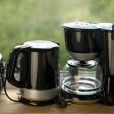 Stets Wasserkocher, Eierkocher und Kaffeemaschine nutzen?  Ist ein Heer aus Kleingeräten, die alle unter großem Energieaufwand hergestellt werden, tatsächlich energiesparender als ein Herd? Ja, ist es. Ein Wasserkocher oder eine (einfache!) Kaffeemaschine brauchen rund 40 Prozent weniger Energie als eine elektrische Herdplatte. Über den gesamten Lebenszyklus der Haushaltsgeräte betrachtet, machen Energieverbrauch und CO2-Ausstoß für Herstellung, Transport und Entsorgung nur etwa ein Prozent des Gesamtenergieaufwands aus. Die kleinen Küchenhelfer entlasten also tatsächlich die Umwelt. Zu beachten: An Kaffeemaschinen und Mikrowellen leuchten immer öfter Display-Anzeigen und Sonderfunktionen, die selbst im Stand-by-Betrieb noch ordentlich Strom ziehen. Bei vielen Espressomaschinen vermiest zudem der Herstellungs-, Verpackungs- und Entsorgungsaufwand für Pads oder Kapseln die Ökobilanz.  Bewertung  •Investition: unter 100 Euro, Kaffeemaschinen auch mehr  •Amortisation: unterschiedlich, Wasserkocher nach weniger als zwei Jahren  •CO2-Einsparung: wer mit einem Wasserkocher täglich drei Liter Wasser erhitzt, statt sie auf den Herd zu stellen, spart 44 kg pro Jahr  •Aufwand: gering  Gesamturteil: ****