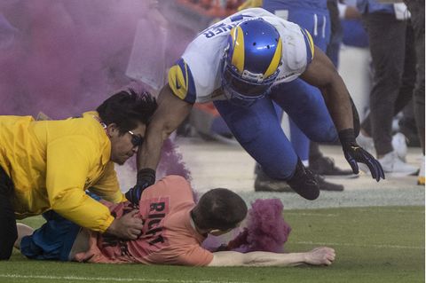Bobby Wagner von den Los Angeles Rams tackelt einen Flitzer mitten auf dem Feld