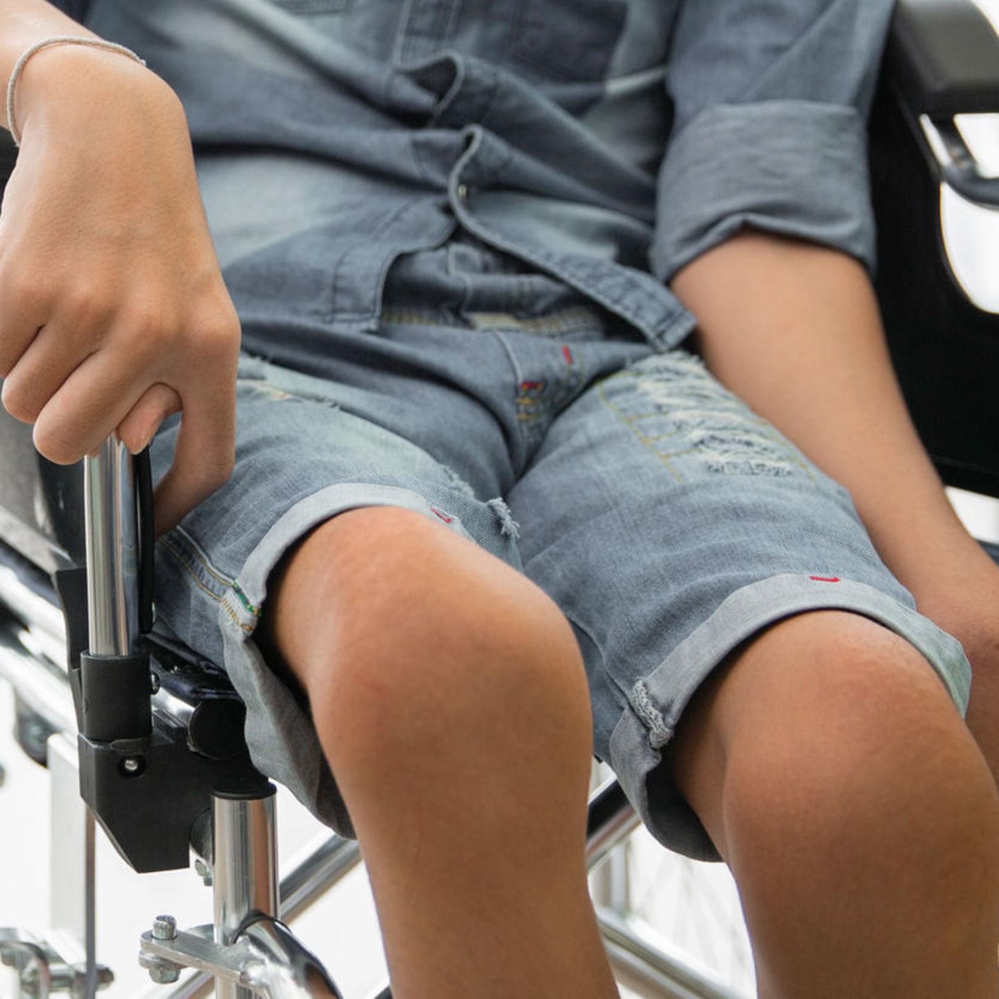 Ein an Kinderlähmung erkrankter Junge im Rollstuhl