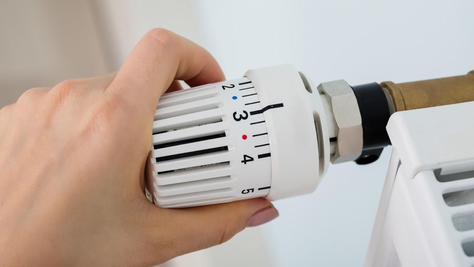 Strom, Wasser und Wärme: 1. Mythos: Hauptsache Stromsparen Tipps zum Stromsparen gibt es viele, dabei ist der Stromanteil im gesamten Energieverbrauch eines Haushalts gar nicht so hoch. Nur sechs Prozent sind es nämlich. Die Raumheizung dagegen macht satte 75 Prozent aus. Also: Wer sparen will, sollte lieber mal einen Pullover über- und die Hausschuhe anziehen und die Heizung runterdrehen, statt den Stecker zu ziehen. Schon ein Grad weniger in der Wohnung spart sechs Prozent Heizkosten. 1. Mythos: Hauptsache Stromsparen Tipps zum Stromsparen gibt es viele, dabei ist der Stromanteil im gesamten Energieverbrauch eines Haushalts gar nicht so hoch. Nur sechs Prozent sind es nämlich. Die Raumheizung dagegen macht satte 75 Prozent aus. Also: Wer sparen will, sollte lieber mal einen Pullover über- und die Hausschuhe anziehen und die Heizung runterdrehen, statt den Stecker zu ziehen. Schon ein Grad weniger in der Wohnung spart sechs Prozent Heizkosten.