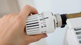1. Mythos: Hauptsache Stromsparen  Tipps zum Stromsparen gibt es viele, dabei ist der Stromanteil im gesamten Energieverbrauch eines Haushalts gar nicht so hoch. Nur sechs Prozent sind es nämlich. Die Raumheizung dagegen macht satte 75 Prozent aus. Also: Wer sparen will, sollte lieber mal einen Pullover über- und die Hausschuhe anziehen und die Heizung runterdrehen, statt den Stecker zu ziehen. Schon ein Grad weniger in der Wohnung spart sechs Prozent Heizkosten.