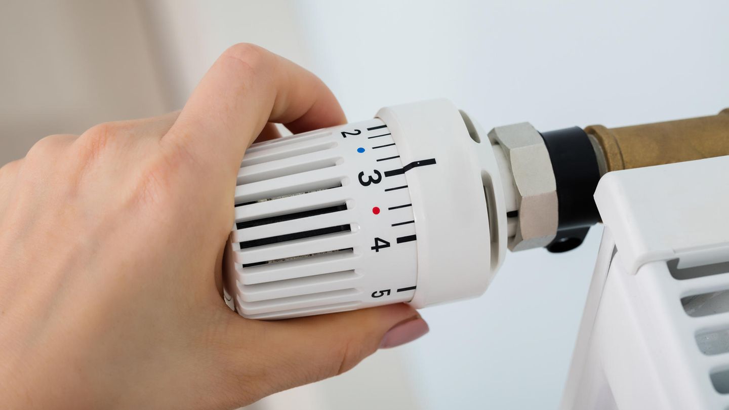 Strom, Wasser und Wärme: 1. Mythos: Hauptsache Stromsparen Tipps zum Stromsparen gibt es viele, dabei ist der Stromanteil im gesamten Energieverbrauch eines Haushalts gar nicht so hoch. Nur sechs Prozent sind es nämlich. Die Raumheizung dagegen macht satte 75 Prozent aus. Also: Wer sparen will, sollte lieber mal einen Pullover über- und die Hausschuhe anziehen und die Heizung runterdrehen, statt den Stecker zu ziehen. Schon ein Grad weniger in der Wohnung spart sechs Prozent Heizkosten. 1. Mythos: Hauptsache Stromsparen Tipps zum Stromsparen gibt es viele, dabei ist der Stromanteil im gesamten Energieverbrauch eines Haushalts gar nicht so hoch. Nur sechs Prozent sind es nämlich. Die Raumheizung dagegen macht satte 75 Prozent aus. Also: Wer sparen will, sollte lieber mal einen Pullover über- und die Hausschuhe anziehen und die Heizung runterdrehen, statt den Stecker zu ziehen. Schon ein Grad weniger in der Wohnung spart sechs Prozent Heizkosten.